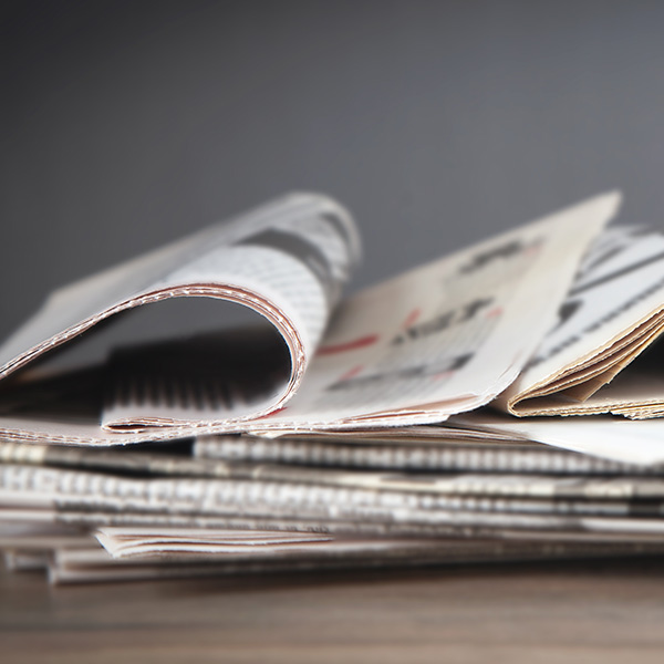 Zeitung Ausgaben auf dem Holztis
