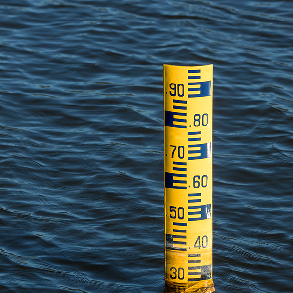 Wasserstandsanzeiger im Hintergrund ist das Reservoir von Wasser.